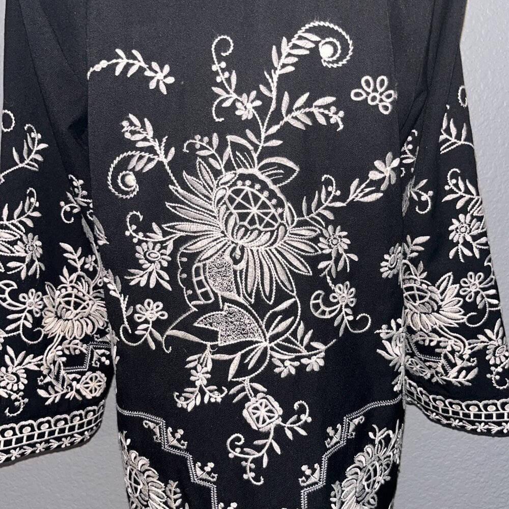 CHICO'S FULLY EMBOIDERED BLACK & WHITE KIMONO JACKET TOPPER - EUC - SIZE 0 = 4/6 - Picture 7 of 15